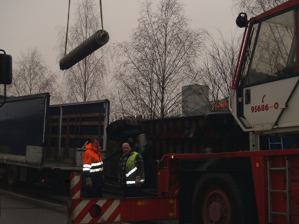 LKW Anhaenger umgekippt Koeln Niehl Geestemuenderstr Industriestr P42.JPG